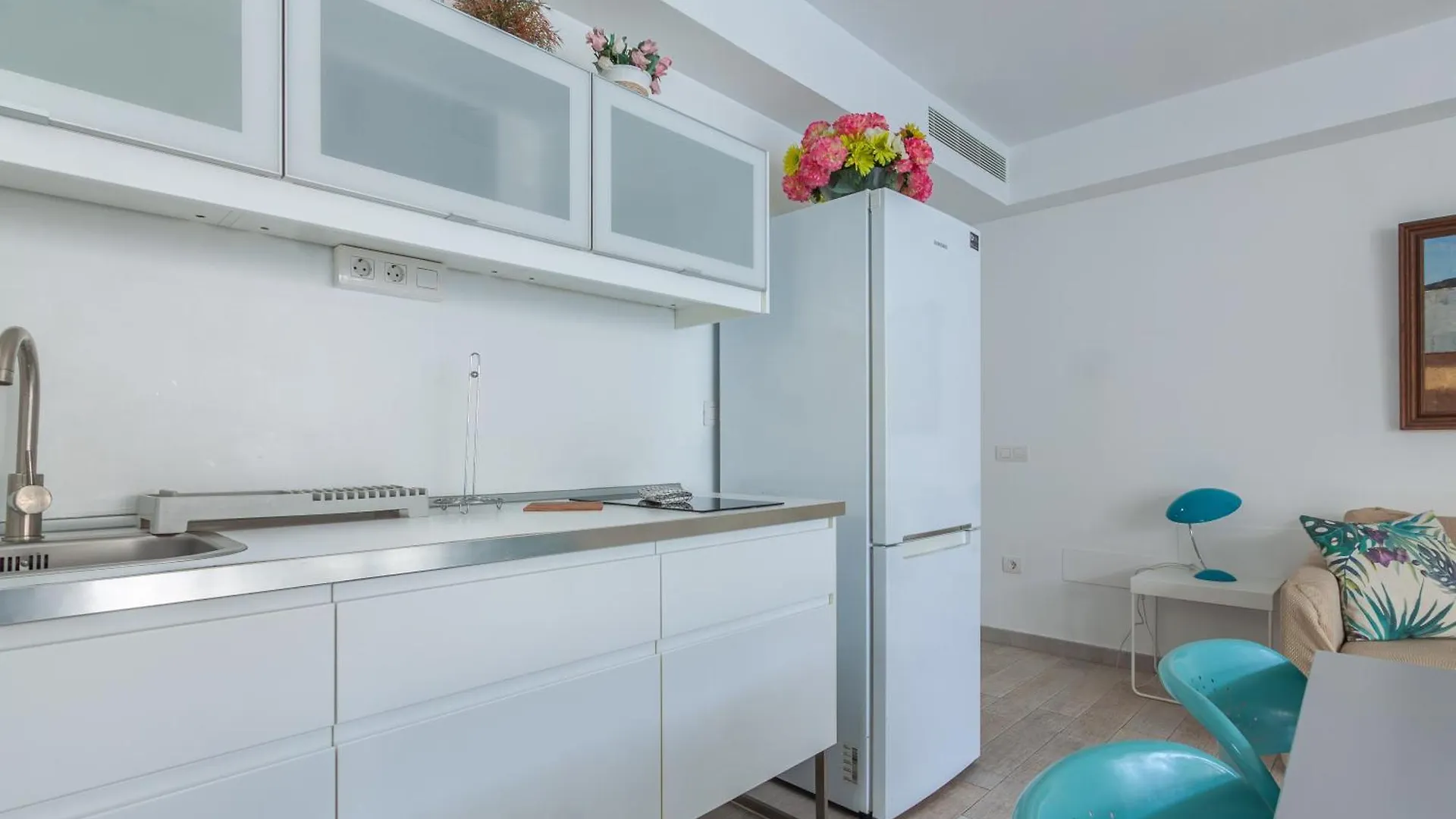 Apartamento Con Terraza Y Piscina En Playa Del Ing Playa del Ingles  Spain
